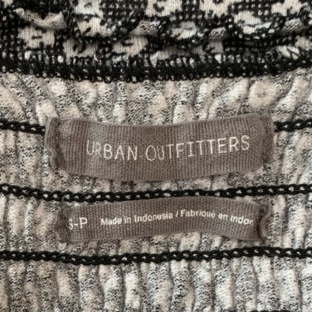 UO Urban Outfitters Angelo Smocked Bodice Top Ditzy Floral Black & White Size S - Picture 11 of 17